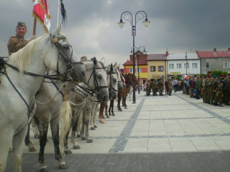 Poczet Szwadronu z proporcem na rynku miejskim